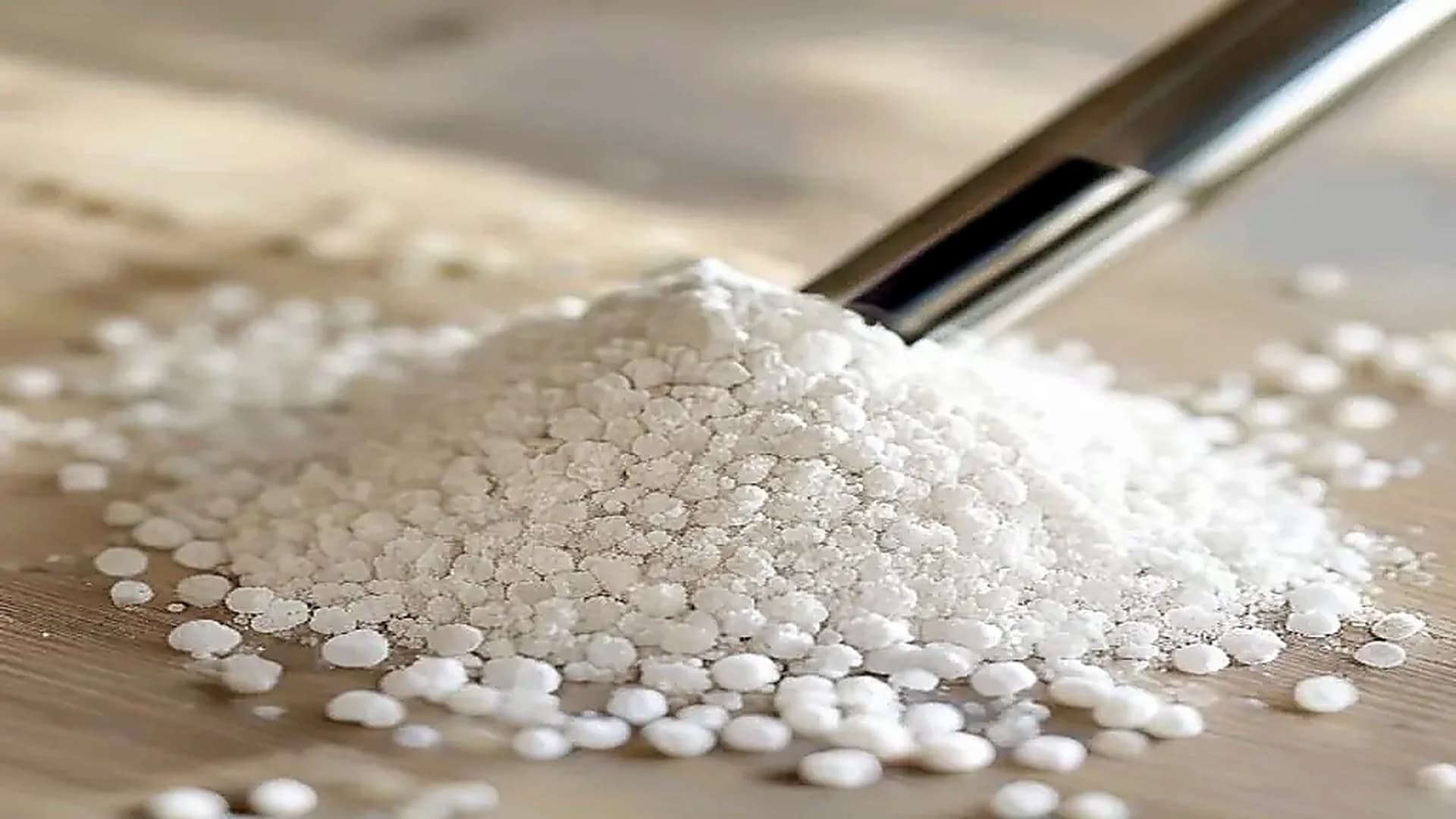 Creatine monohydrate powder in a measuring scoop — daily 3g vs 5g dosing for muscle saturation